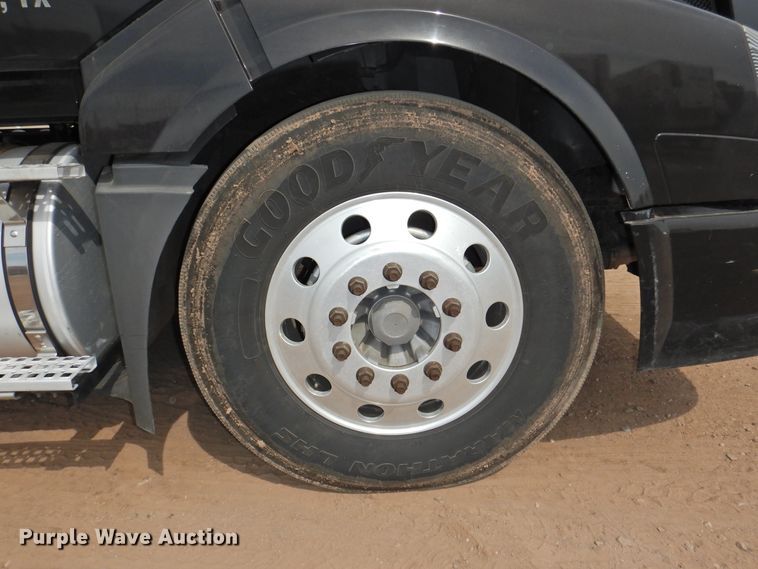 image for item DI0171 2005 Volvo VN  semi truck