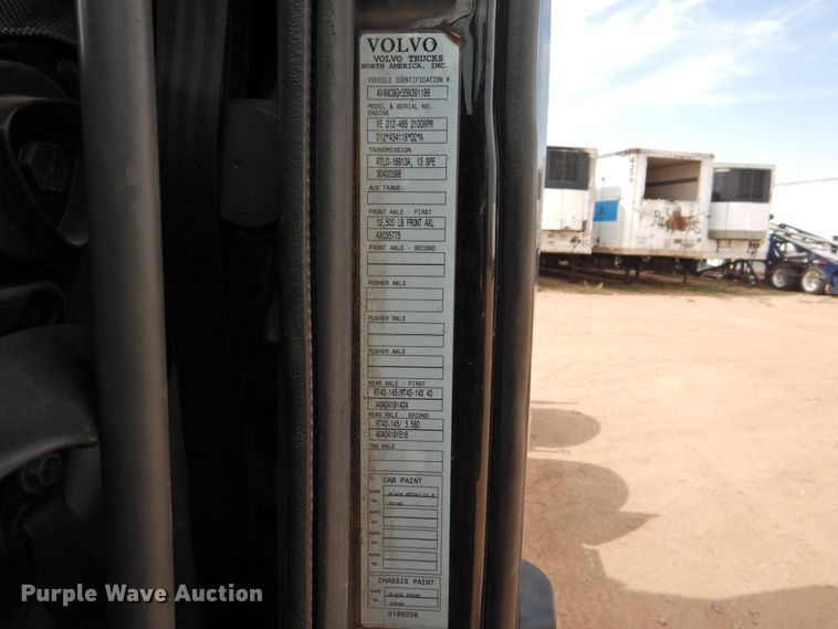 image for item DI0171 2005 Volvo VN  semi truck