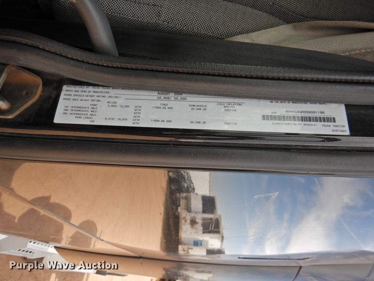 image for item DI0171 2005 Volvo VN  semi truck