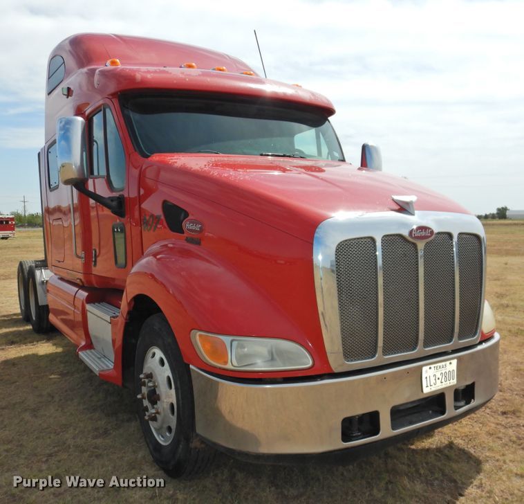 image for item DI0172 2007 Peterbilt 387  semi truck