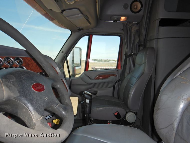 image for item DI0172 2007 Peterbilt 387  semi truck