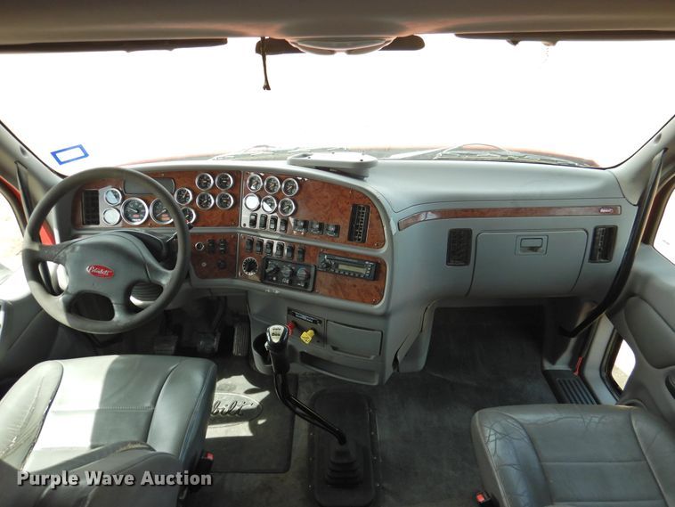 image for item DI0172 2007 Peterbilt 387  semi truck