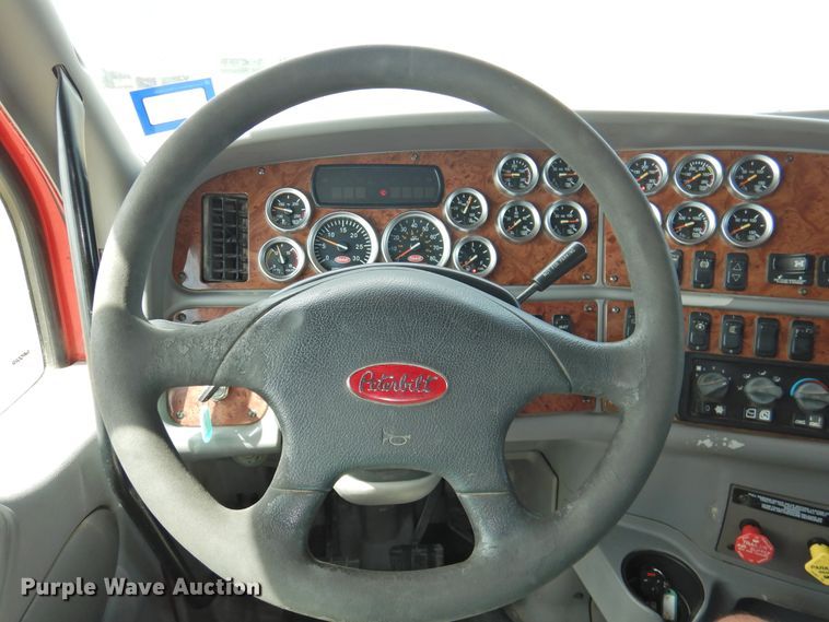 image for item DI0172 2007 Peterbilt 387  semi truck