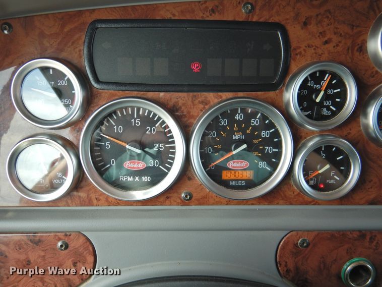 image for item DI0172 2007 Peterbilt 387  semi truck