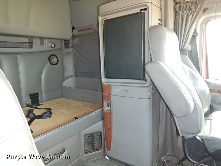 image for item DI0172 2007 Peterbilt 387  semi truck