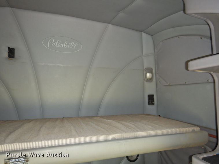 image for item DI0172 2007 Peterbilt 387  semi truck