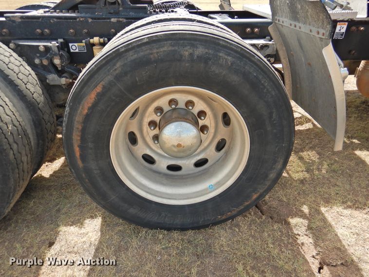 image for item DI0172 2007 Peterbilt 387  semi truck