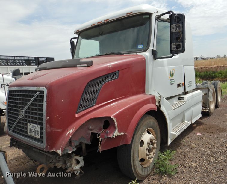 image for item DI0190 2006 Volvo VN  semi truck