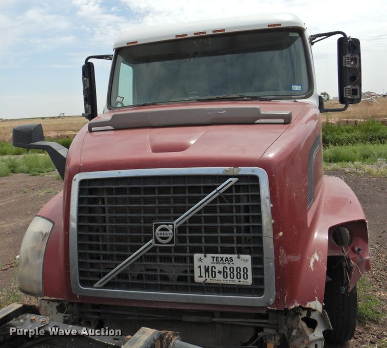 image for item DI0190 2006 Volvo VN  semi truck