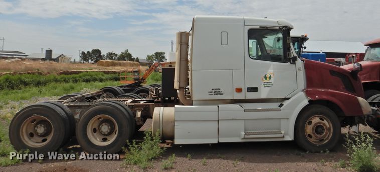 image for item DI0190 2006 Volvo VN  semi truck