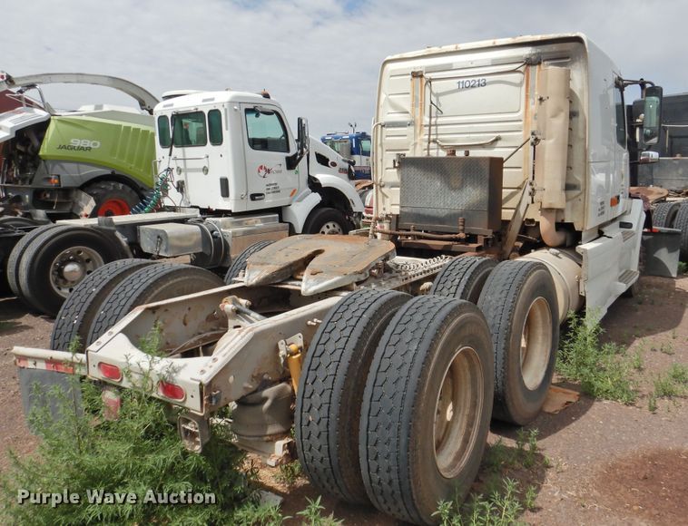 image for item DI0190 2006 Volvo VN  semi truck