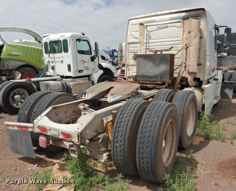 image for item DI0190 2006 Volvo VN  semi truck