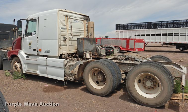 image for item DI0190 2006 Volvo VN  semi truck