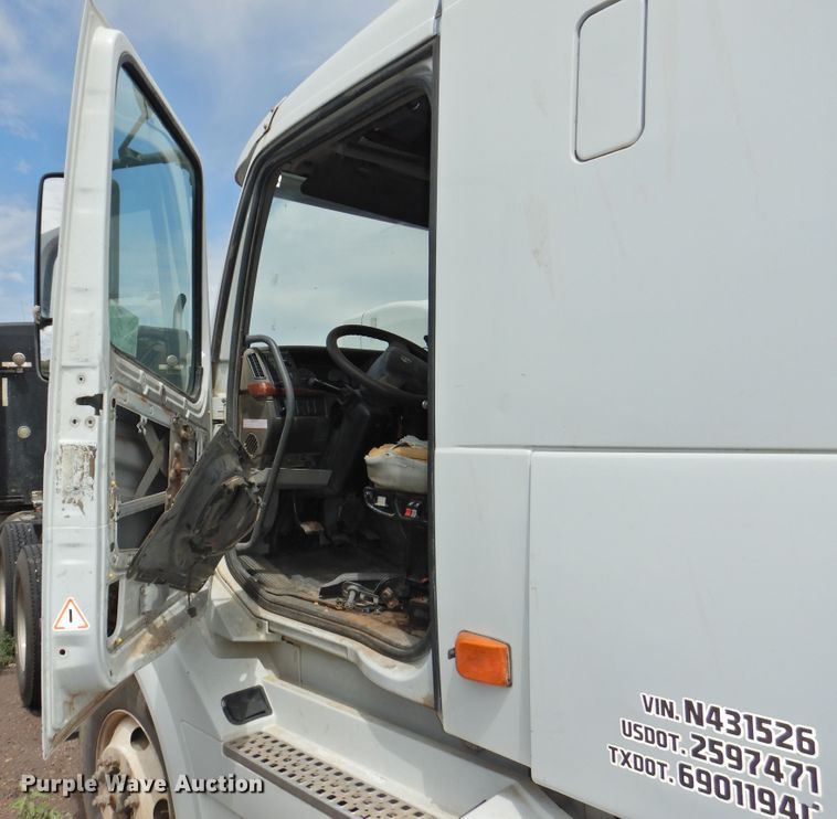 image for item DI0190 2006 Volvo VN  semi truck