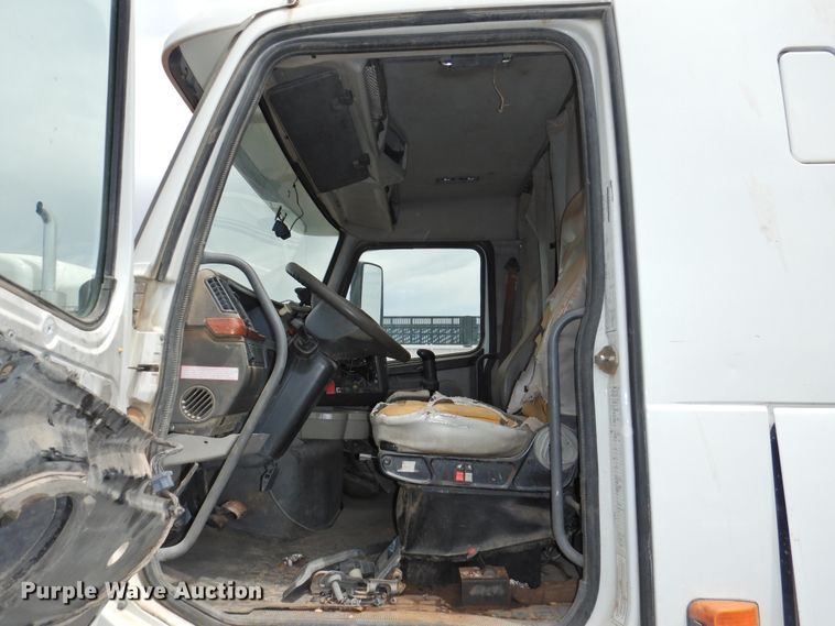 image for item DI0190 2006 Volvo VN  semi truck