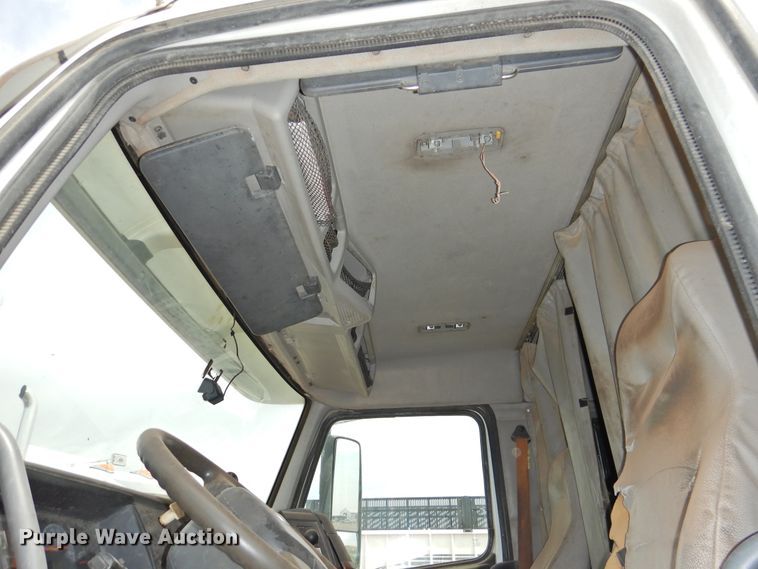 image for item DI0190 2006 Volvo VN  semi truck