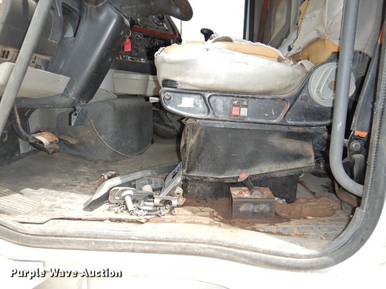 image for item DI0190 2006 Volvo VN  semi truck