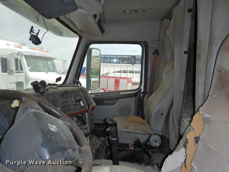 image for item DI0190 2006 Volvo VN  semi truck