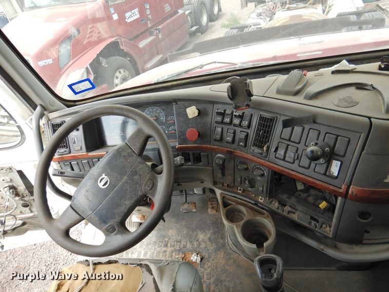 image for item DI0190 2006 Volvo VN  semi truck