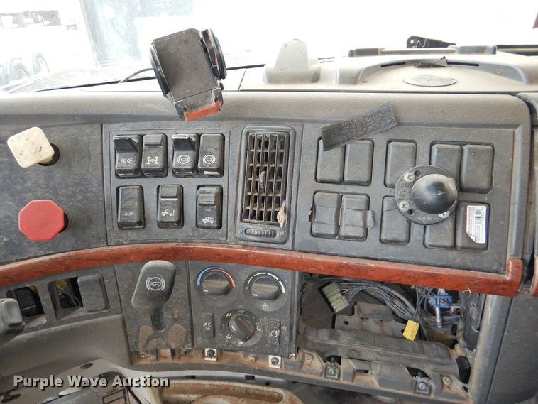 image for item DI0190 2006 Volvo VN  semi truck