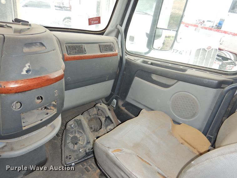 image for item DI0190 2006 Volvo VN  semi truck