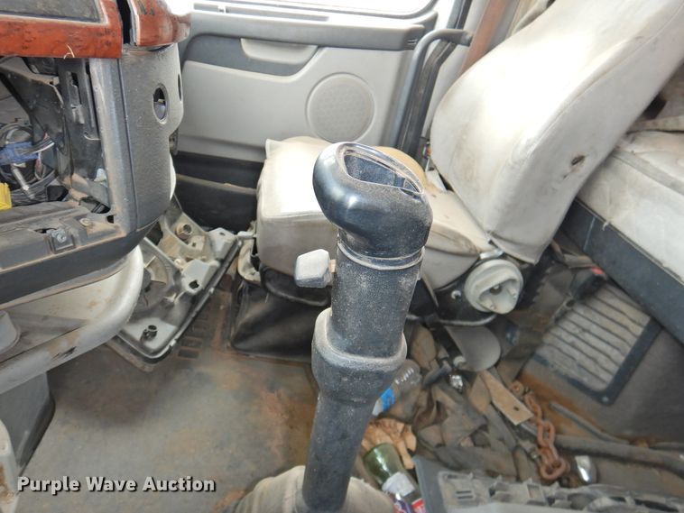 image for item DI0190 2006 Volvo VN  semi truck