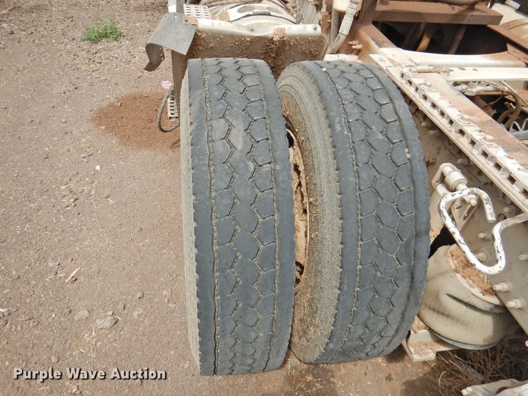 image for item DI0190 2006 Volvo VN  semi truck