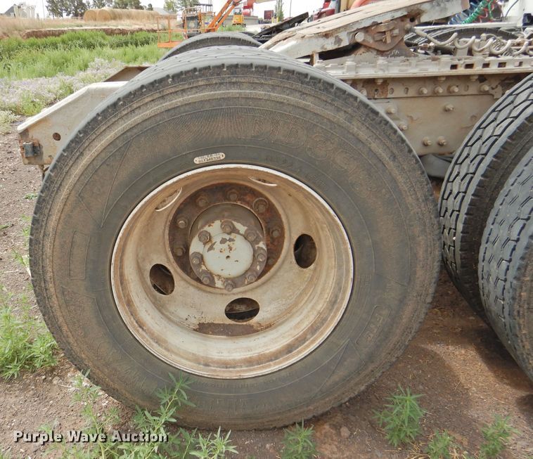 image for item DI0190 2006 Volvo VN  semi truck