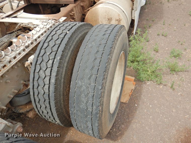 image for item DI0190 2006 Volvo VN  semi truck