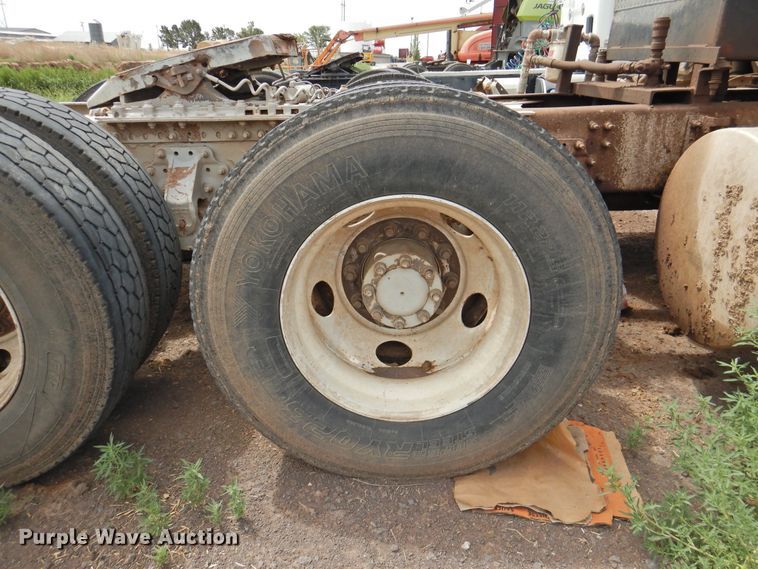 image for item DI0190 2006 Volvo VN  semi truck