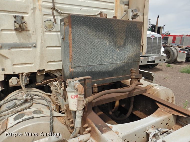 image for item DI0190 2006 Volvo VN  semi truck