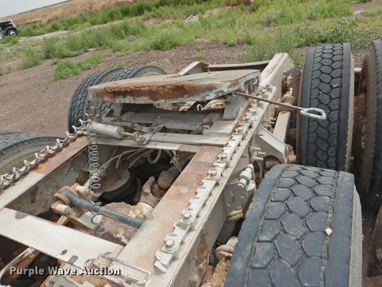 image for item DI0190 2006 Volvo VN  semi truck