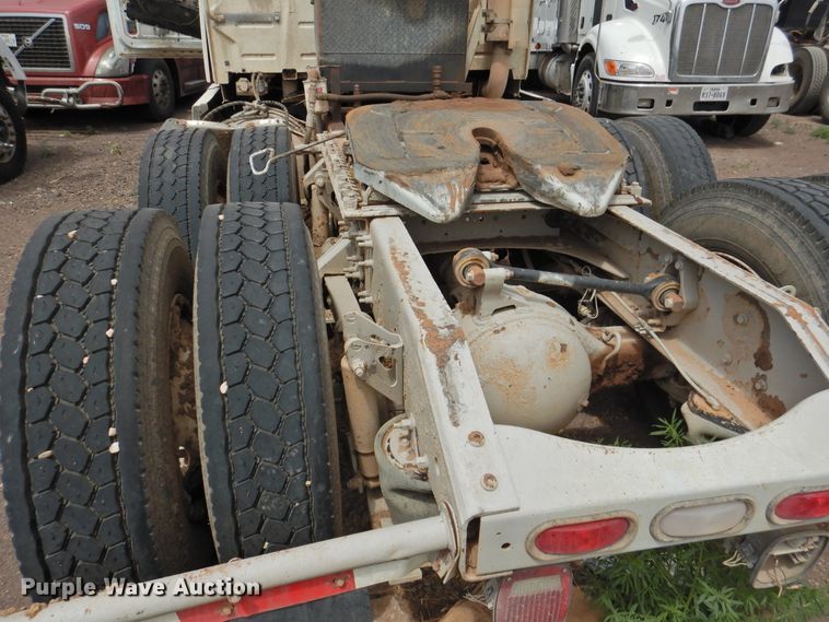 image for item DI0190 2006 Volvo VN  semi truck