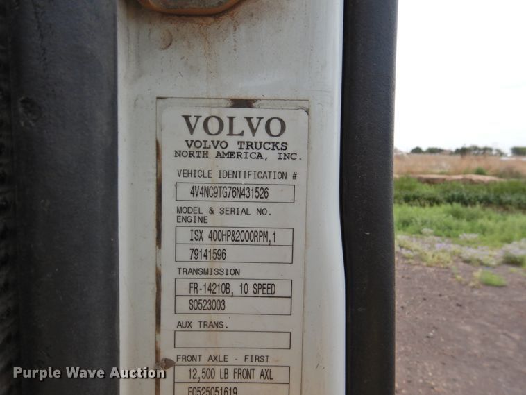 image for item DI0190 2006 Volvo VN  semi truck