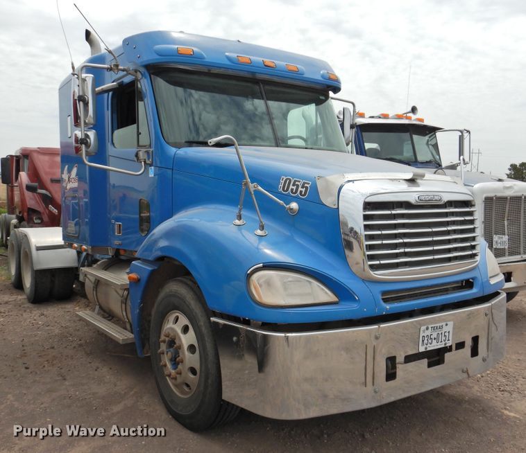 image for item DI0192 2006 Freightliner  semi truck