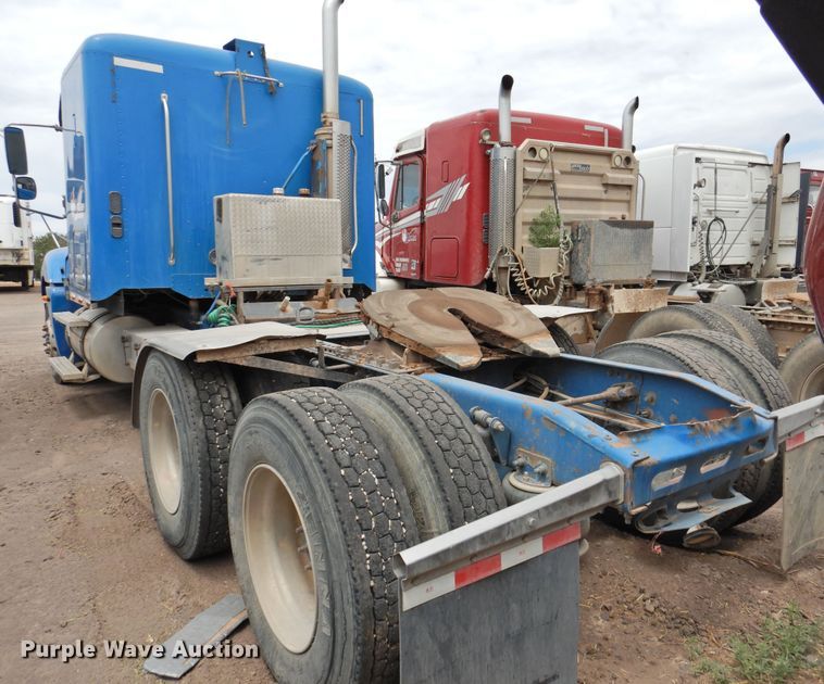 image for item DI0192 2006 Freightliner  semi truck