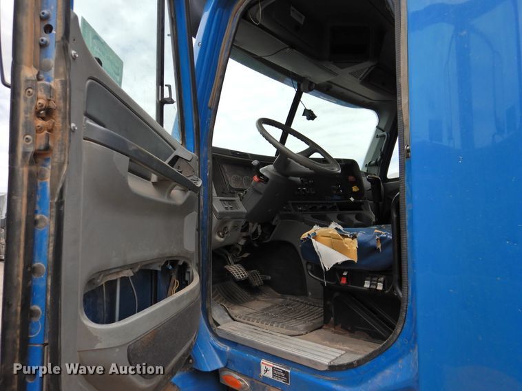 image for item DI0192 2006 Freightliner  semi truck