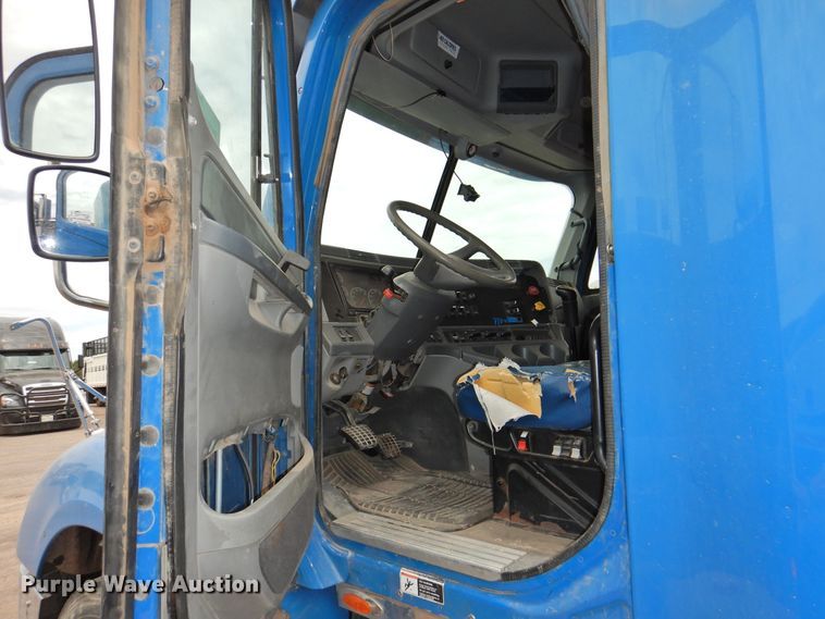 image for item DI0192 2006 Freightliner  semi truck