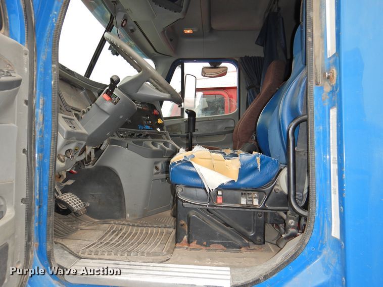 image for item DI0192 2006 Freightliner  semi truck