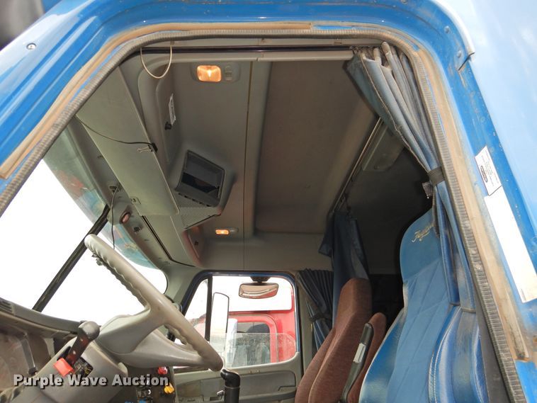 image for item DI0192 2006 Freightliner  semi truck