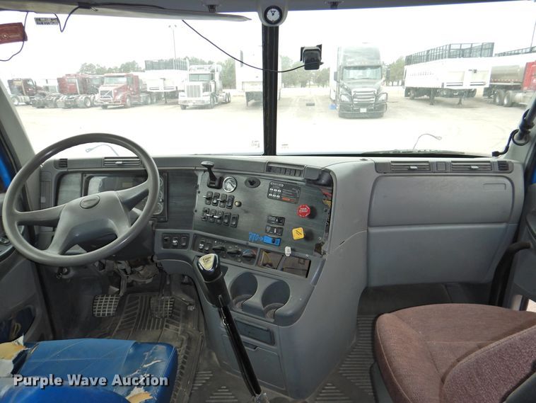 image for item DI0192 2006 Freightliner  semi truck