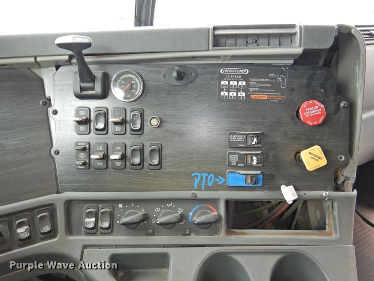 image for item DI0192 2006 Freightliner  semi truck