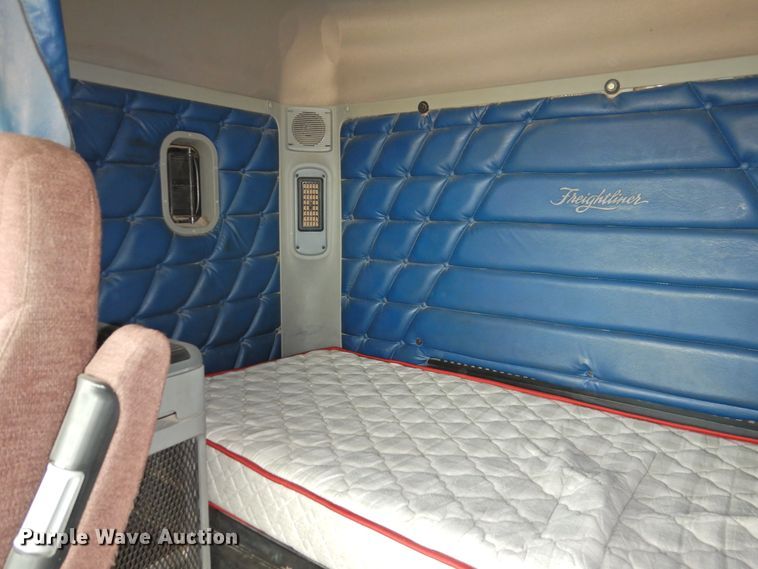 image for item DI0192 2006 Freightliner  semi truck