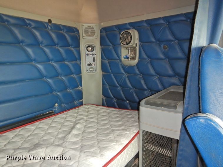 image for item DI0192 2006 Freightliner  semi truck