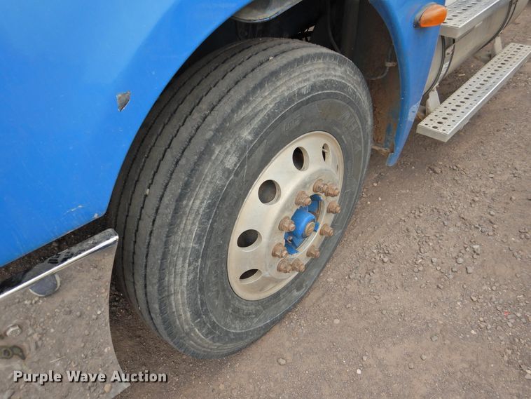 image for item DI0192 2006 Freightliner  semi truck