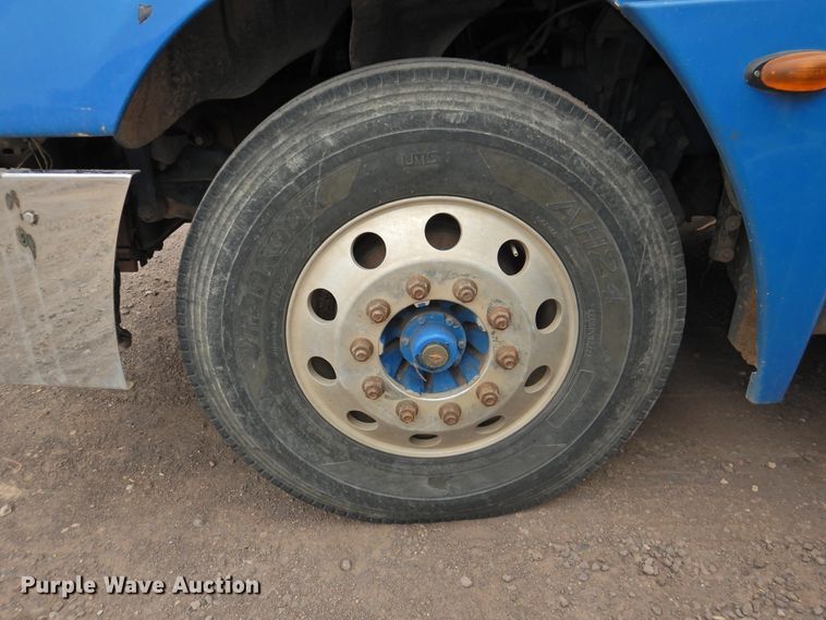 image for item DI0192 2006 Freightliner  semi truck