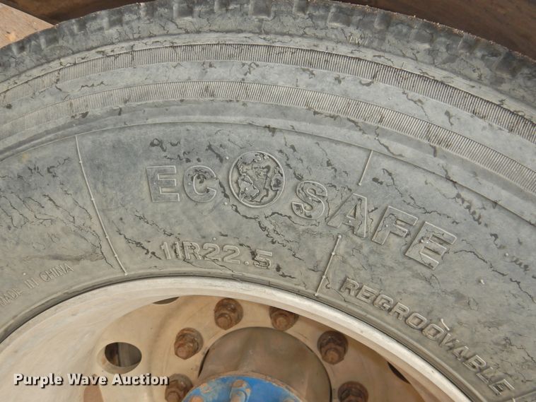 image for item DI0192 2006 Freightliner  semi truck