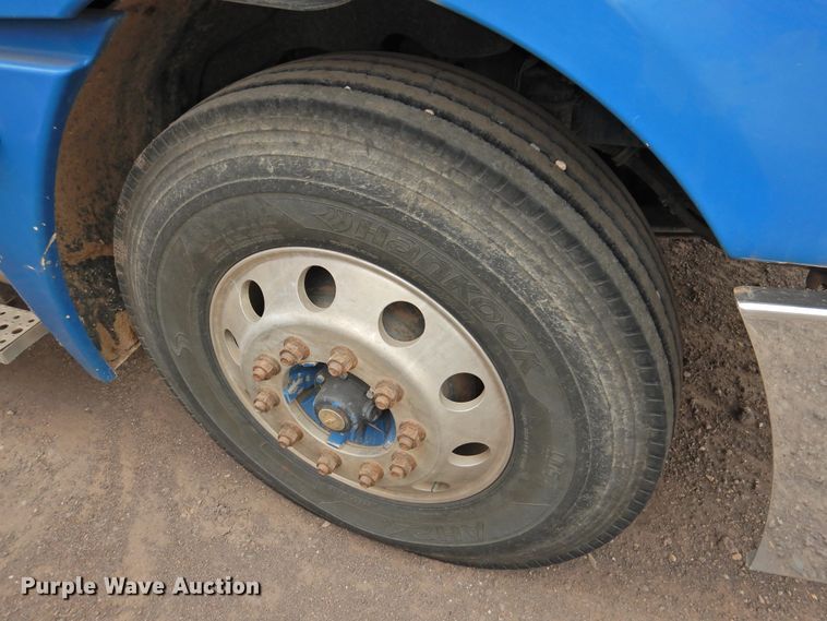 image for item DI0192 2006 Freightliner  semi truck