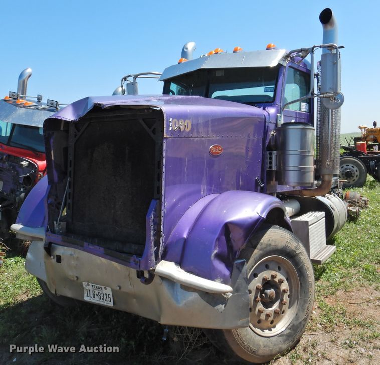 image for item DI0204 2013 Peterbilt 388  semi truck