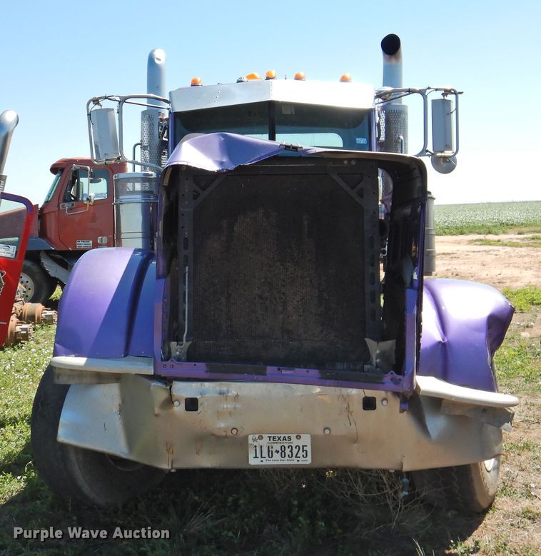 image for item DI0204 2013 Peterbilt 388  semi truck